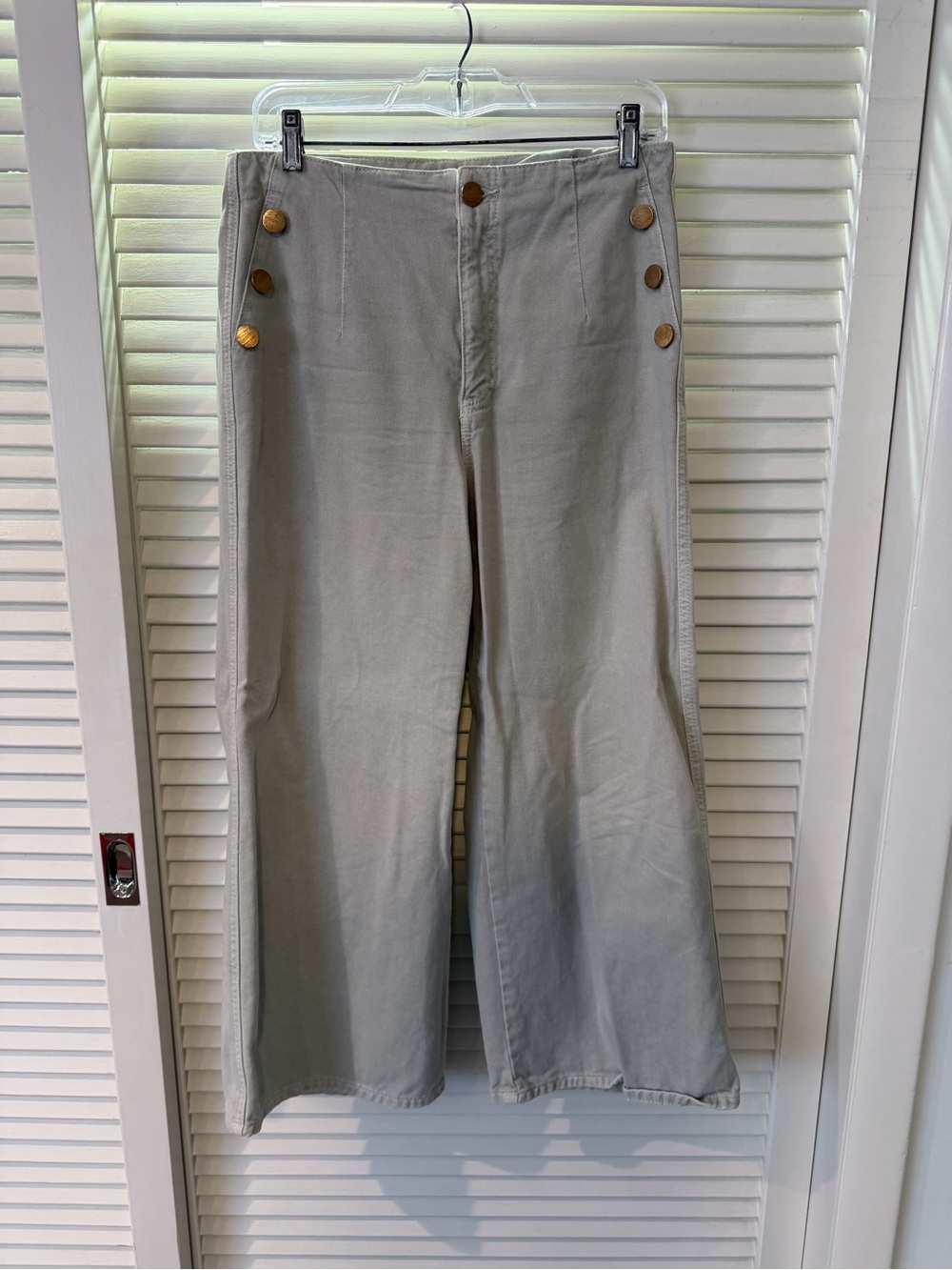 Zara Women's High-Waist Wide Leg Pants in Light Gray with Buttons. Size 8